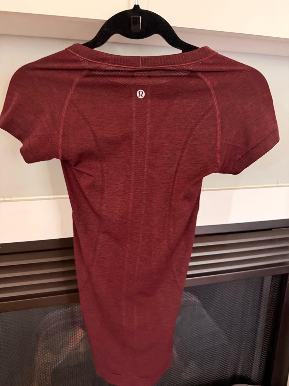 Lululemon women’s Swiftly Tech short sleeve crew. Color deep rouge. Size 2 - Picture 3 of 4